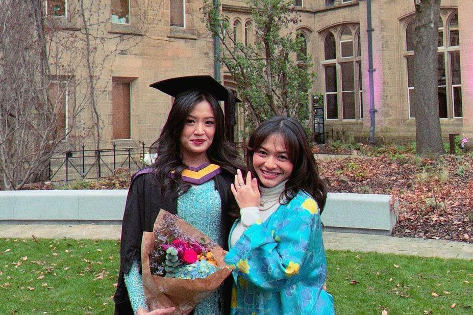 Potret Amel Carla Hadiri Wisuda S2 Kakaknya di Inggris, Bangga!