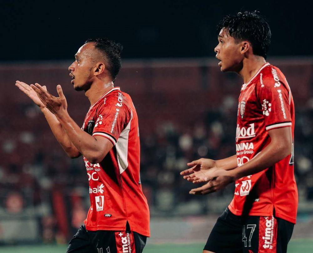 Irfan Jaya (kiri) sedikit kecewa karena golnya dianulir. (instagram.com/baliunitedfc)