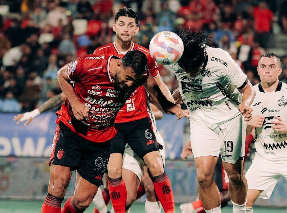 Pemain Bali United (merah) berebut bola dengan pemain Persija Jakarta (putih). (instagram.com/baliunitedfc)