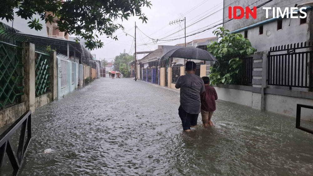 Permukiman warga di Jalan Borong Indah, Kecamatan Manggala, Makassar, terendam banjir mencapai lutut oramg dewasa., Minggu (15/12/2024) . IDN Times/Darsil Yahya Mustari