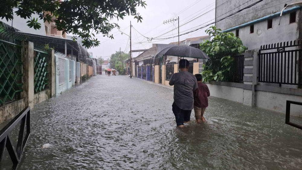 Ilustrasi. Permukiman warga di Jalan Borong Indah, Kecamatan Manggala, Makassar, terendam banjir mencapai lutut oramg dewasa., Minggu (15/12/2024) . IDN Times/Darsil Yahya Mustari