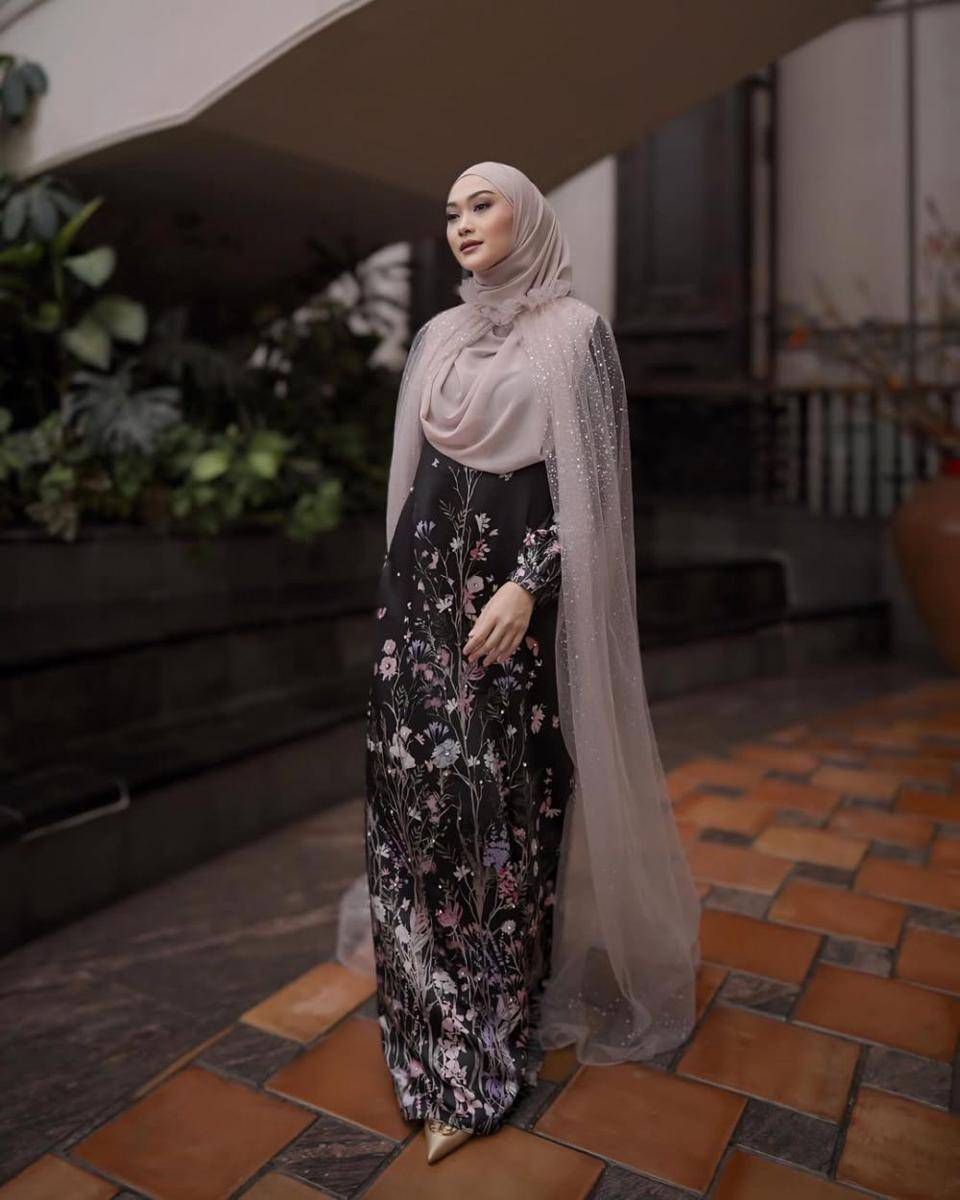 inspirasi gamis ala Indah Nada Puspita (instagram.com/indahnadapuspita)