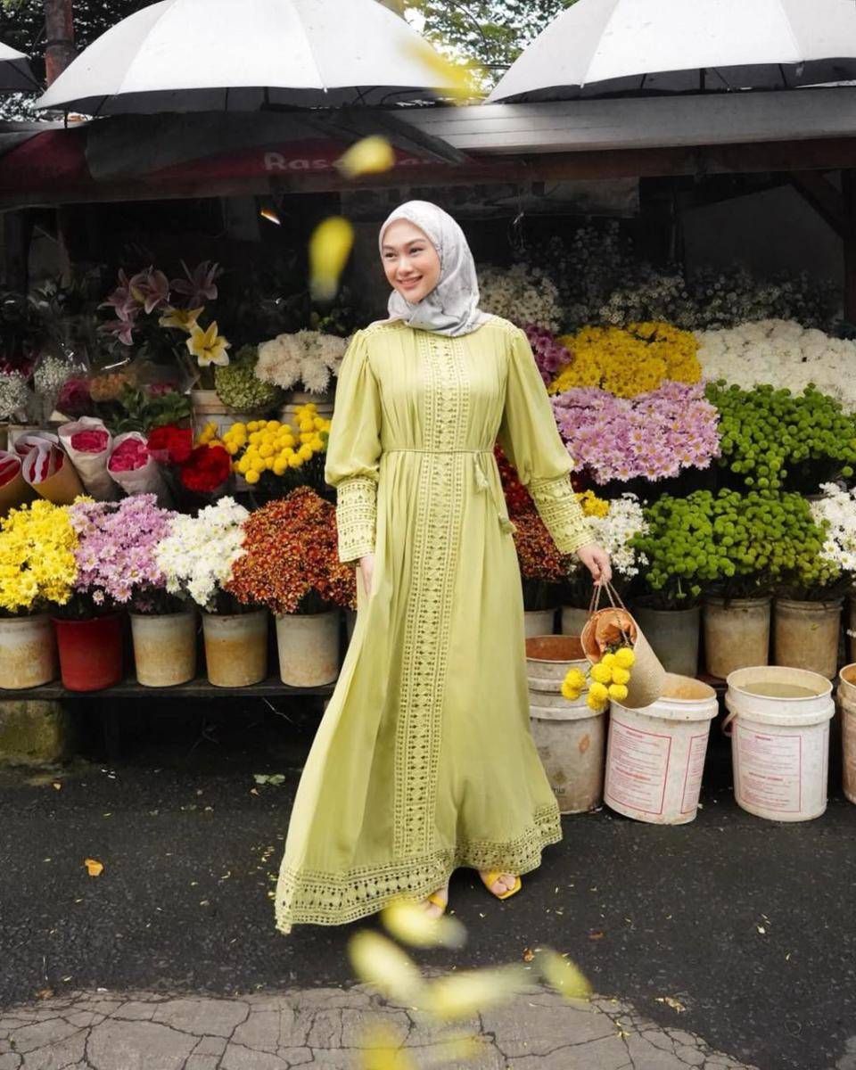 inspirasi gamis ala Indah Nada Puspita (instagram.com/indahnadapuspita)