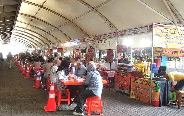 Suasana pedagang kaki lima di Blok M Squar(mediajambinews.com/menikmati-kuliner-nusantara-di-blok-m-square)