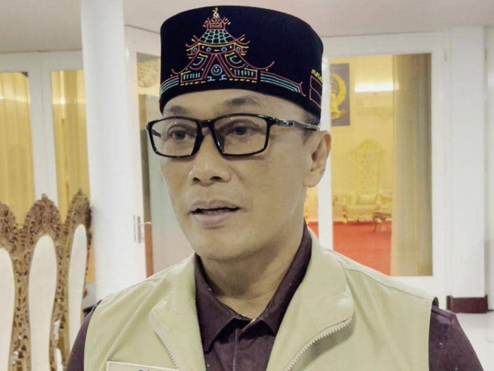 Pj Gubernur Sulawesi Selatan, Zudan Arif Fakrulloh, saat diwawancarai perihal banjir di Rujab Gubernur Sulsel, Minggu (15/12/2024). (Dok. Istimewa)