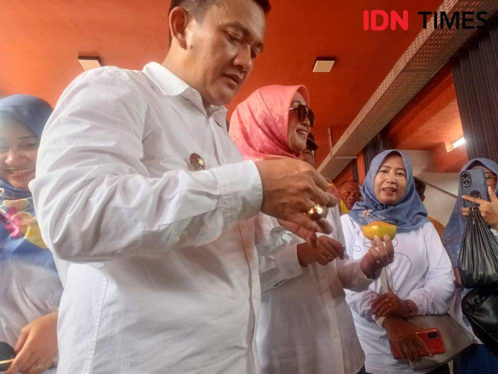 Inin Nastain IDN Times/ Pj Bupati bersama istri menikmati Mangga Gedong Gincu