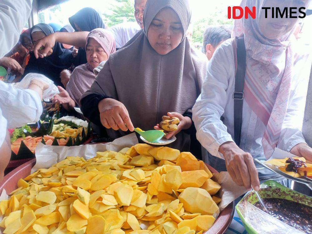 Inin Nastain IDN Times/ warga menikmati rujak mangga gratis