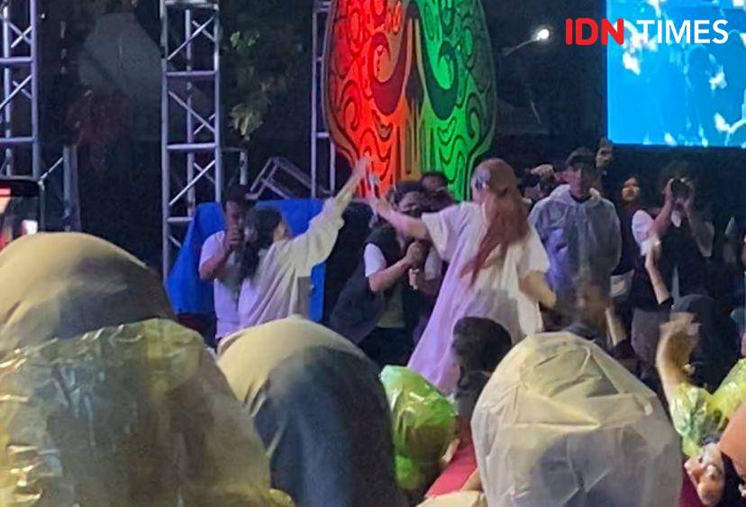 potret Nadin Amizah di event Sunset di Kebun, TMII, Jakarta, Minggu (15/12/2024) (dok. IDN Times/Rani Asnurida)