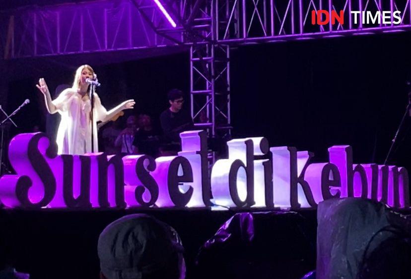 Nadin Amizah dapat Undangan Pernikahan dari Fans di Tengah Manggung