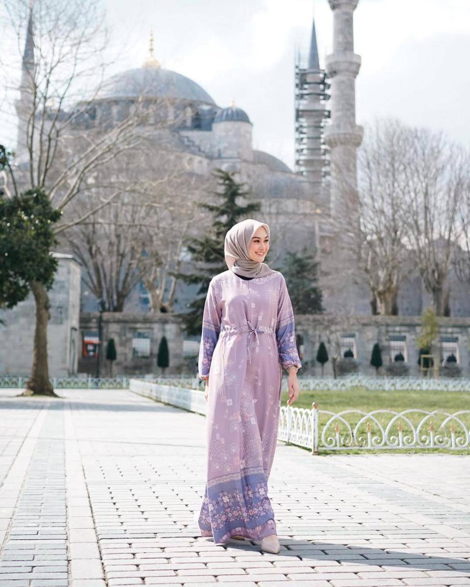 inspirasi gamis ala Indah Nada Puspita (instagram.com/indahnadapuspita)