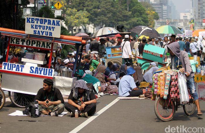 suasana pedagang kaki lima(pinterest.com/finance.detik.com)