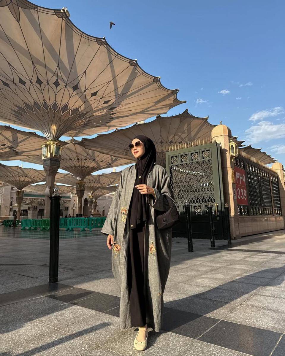 inspirasi gamis ala Indah Nada Puspita (instagram.com/indahnadapuspita)