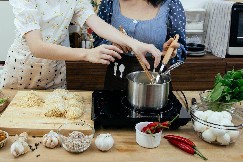 ilustrasi memasak kuah ramen (pexels.com/Katerina Holmes)