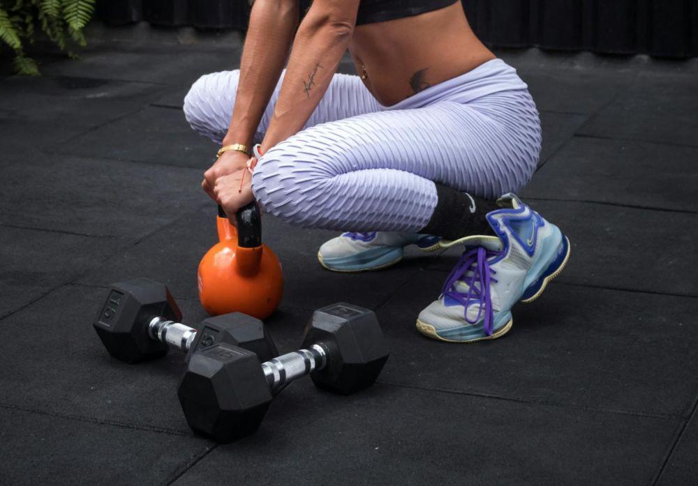 Dumbbell vs Kettlebell, Mana yang Cocok untuk Kamu?