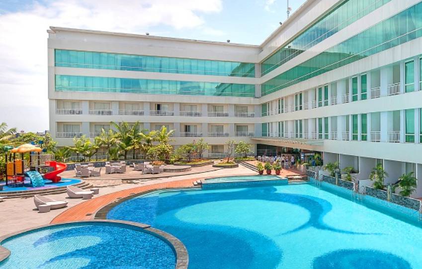 Sky Garden and Pool di Claro Makassar (www.claromakassar.com)
