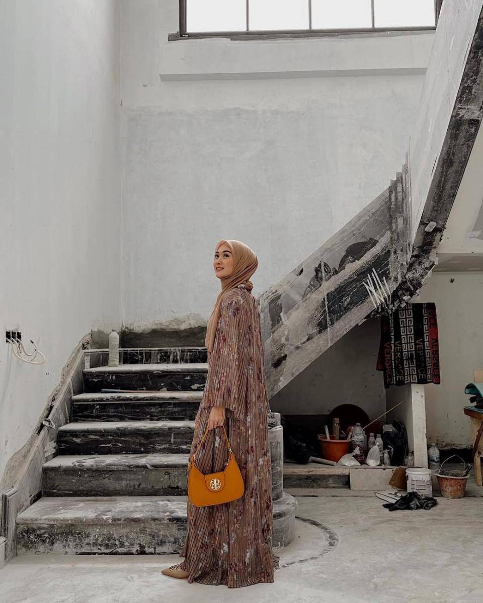 inspirasi gamis ala Indah Nada Puspita (instagram.com/indahnadapuspita)
