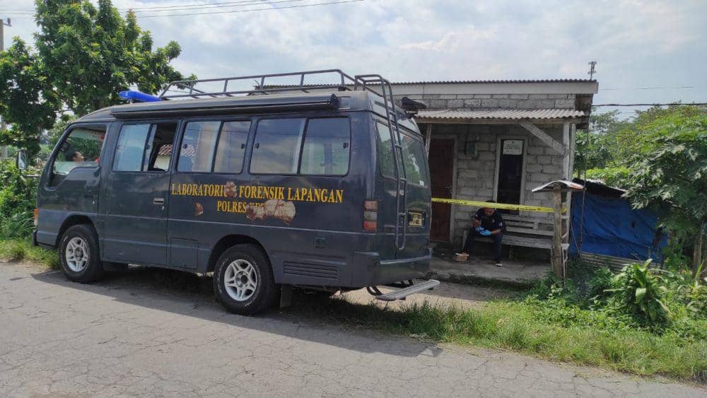 Rumah keluarga keracunan di Kediri dipasang garis polisi. IDN Times/ istimewa