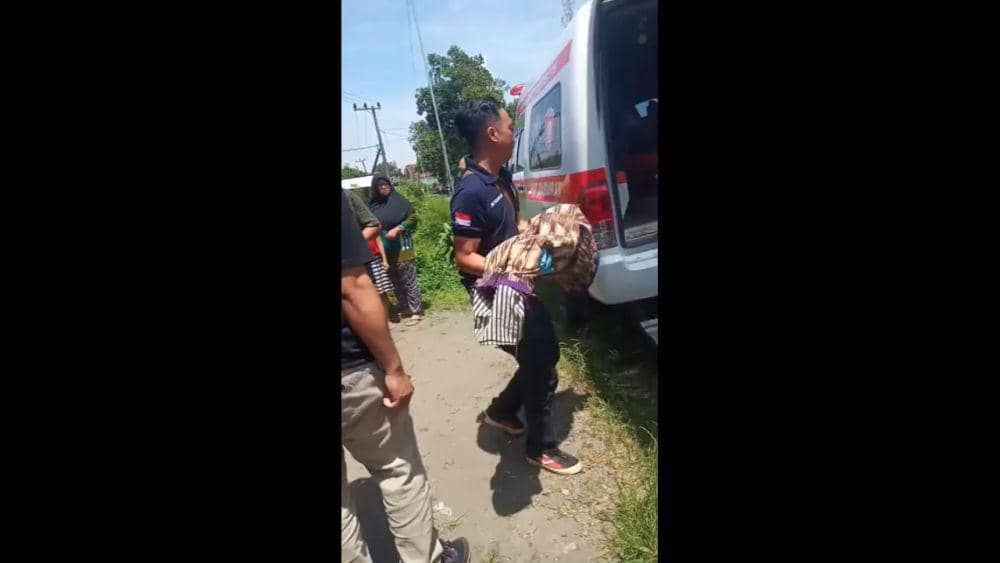 Polisi mengevakuasi jenazah korban. IDN Times/ istimewa