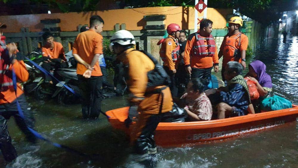 Permukiman warga di Jalan Borong Indah, Kecamatan Manggala, Makassar, terendam banjir mencapai lutut oramg dewasa., Minggu (15/12/2024) . IDN Times/Darsil Yahya Mustari
