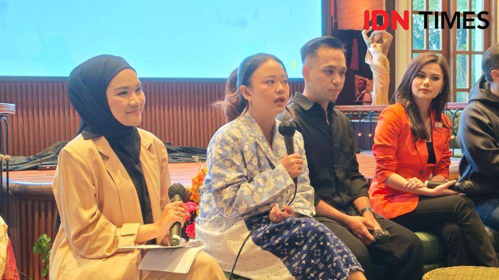 Karina Aprilia (berbaju biru) dalam konferensi pers Fashion Disabilitas "Harmoni Inklusif" di DION, Senayan Park, Jakarta pusat pada Sabtu (14/12/2024). (IDN Times/Febriyanti Revitasari)