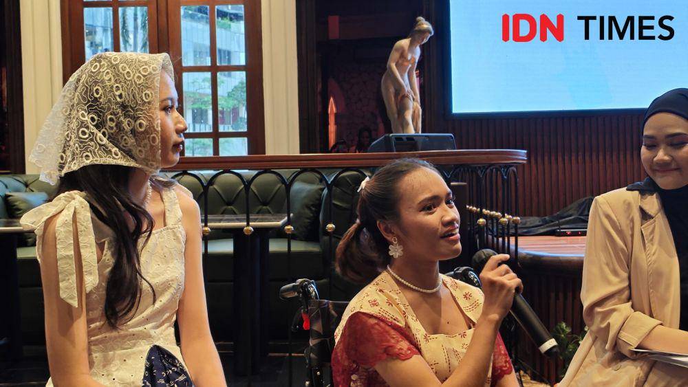 Maria Theresia (memegang mic) dalam konferensi pers Fashion Disabilitas "Harmoni Inklusif" di DION, Senayan Park, Jakarta pusat pada Sabtu (14/12/2024). (IDN Times/Febriyanti Revitasari)