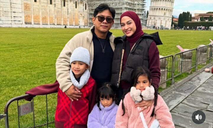 10 Potret Liburan Keluarga Nina Zatulini di Italia, Naik Menara Pisa