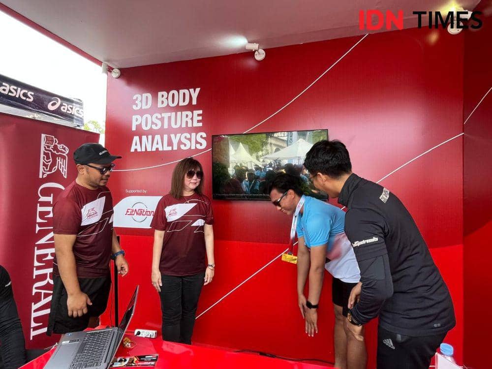 Generali Indonesia hadirkan berbagai macam tes kesehatan yang bisa diikuti para pelari Semarang 10K secara gratis seperti 3D Body Posture dan Mini MCU di Balaikota Semarang, Minggu (15/12/2024). (IDN Times/Anggun Puspitoningrum)