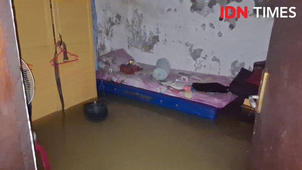 Permukiman warga di Jalan Borong Indah, Kecamatan Manggala, Makassar, terendam banjir mencapai lutut oramg dewasa., Minggu (15/12/2024) . IDN Times/Darsil Yahya Mustari