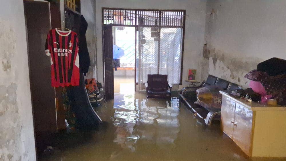Permukiman warga di Jalan Borong Indah, Kecamatan Manggala, Makassar, terendam banjir mencapai lutut oramg dewasa., Minggu (15/12/2024)