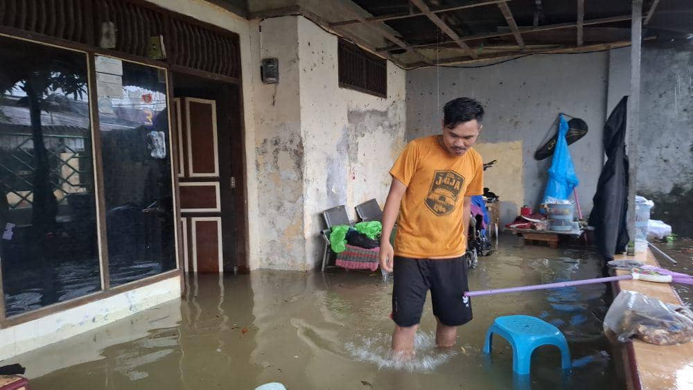 Permukiman warga di Jalan Borong Indah, Kecamatan Manggala, Makassar, terendam banjir mencapai lutut oramg dewasa., Minggu (15/12/2024)