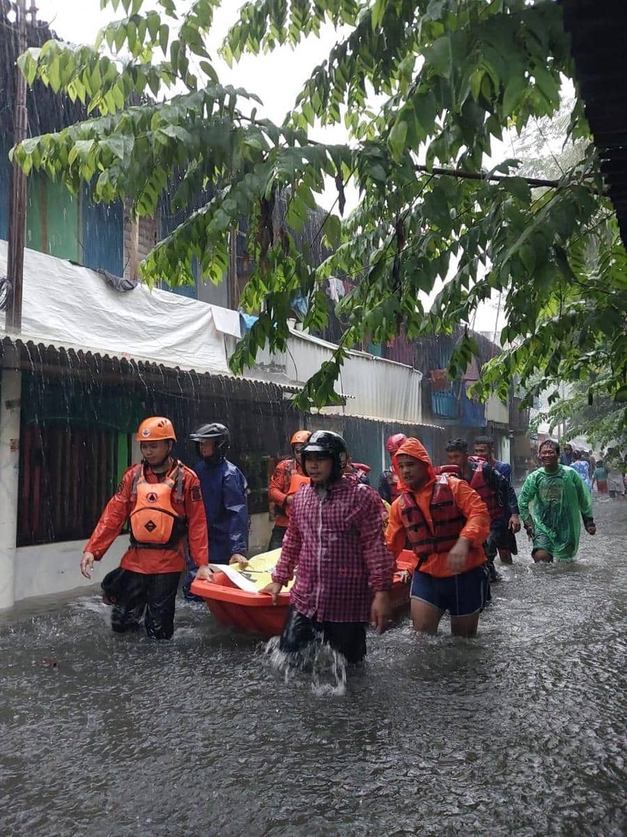 BPBD Kota Makassar menerjukan seluruh personel dan peralatan untuk membantu evakuasi warga yang terjebak banjir, Minggu (15/12/2024)/BPBD Kota Makasar