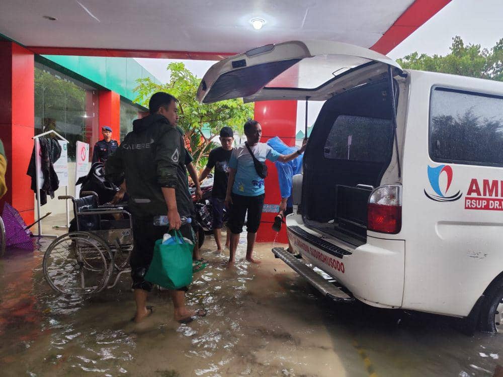 Pasien di Rumah Sakit Islam Faisal Makassar, Sulawesi Selatan (Sulsel), dievakuasi karena ruang perawatan terendam banjir, Minggu (15/12/2024)/Istimewa