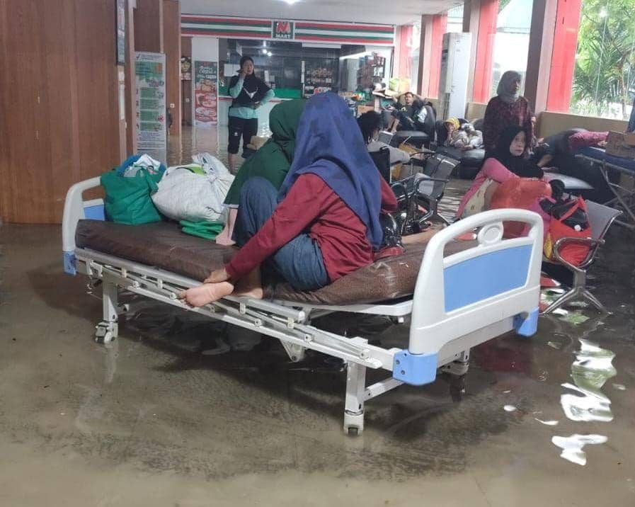 [FOTO] Kota Makassar Dikepung Banjir, Pasien di Rumah Sakit Dievakuasi