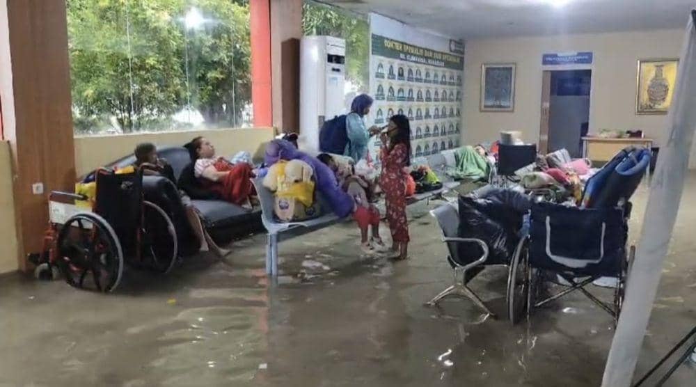 Pasien di Rumah Sakit Islam Faisal Makassar, Sulawesi Selatan (Sulsel), dievakuasi karena ruang perawatan terendam banjir, Minggu (15/12/2024)/Istimewa