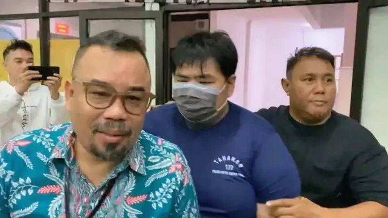 Polisi menahan George Sugama Halim alias GSH usai ditetapkan tersangka terkait penganiayaan terhadap karyawan toko roti. (Liputan6.com/ Ady Anugrahadi