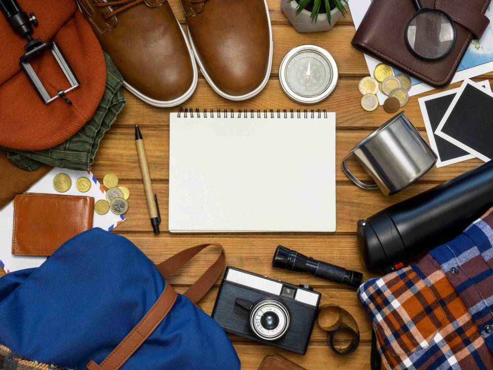 ilustrasi perlengkapan solo traveling (freepik.com/freepik)