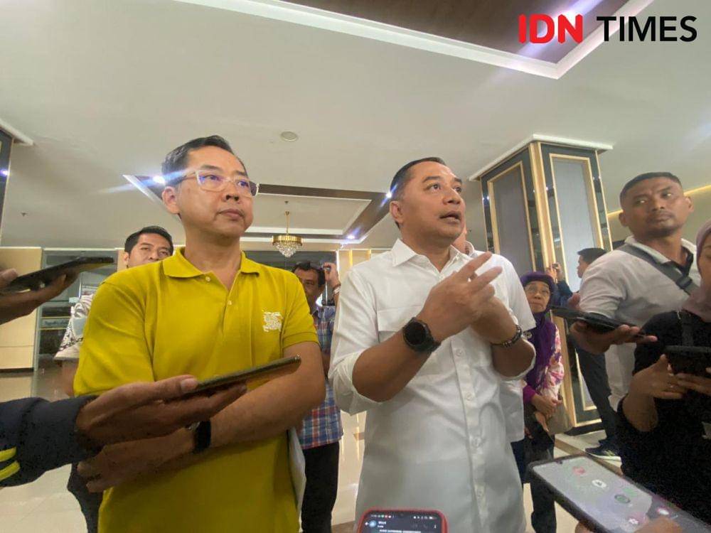 Eri Cahyadi saat mengunjungi Apartemen Bale Hinggil Surabaya, Senin (IDN Times/Khusnul Hasana)