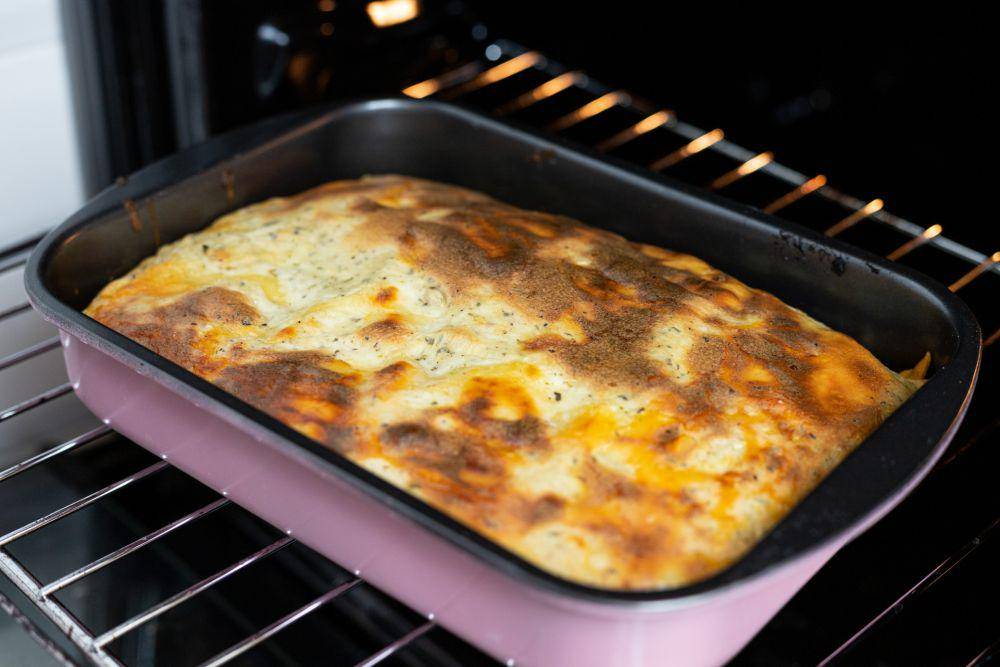 ilustrasi memanaskan lasagna (vecteezy.com/mateusz-feliksik212949)