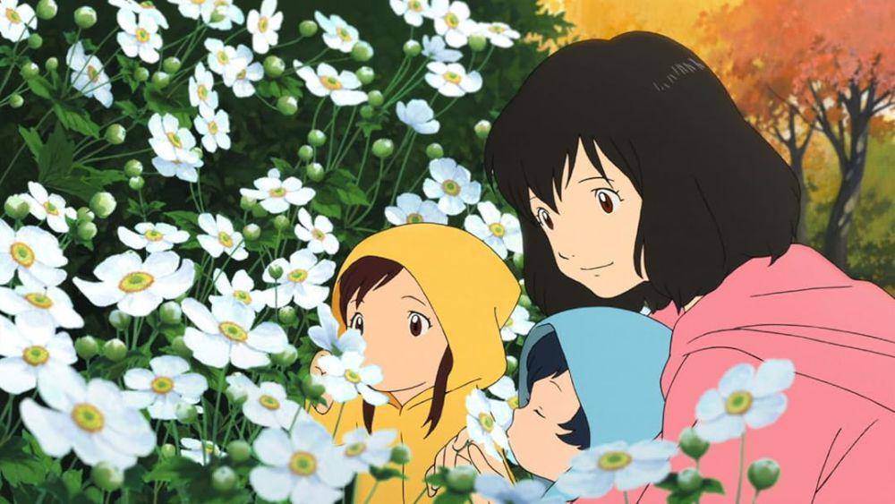 Hana bersama kedua anaknya, Ame dan Yuki. (Dok. Crunchyroll/Wolf Children)