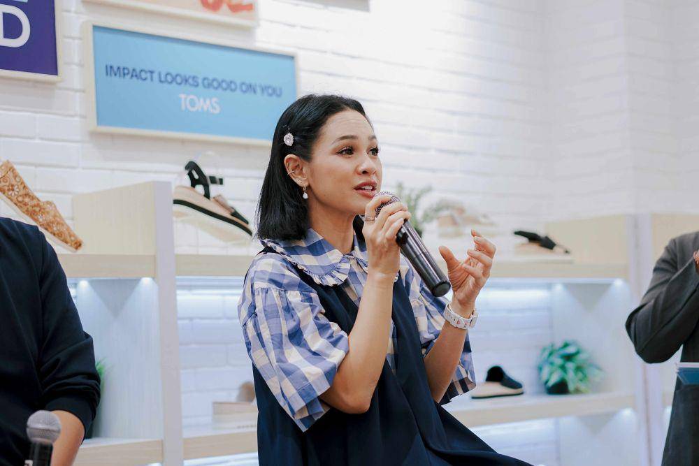 Andien Aisyah, penyanyi dan pendiri Andien AIsyah Foundation, saat pembukaan TOMS di Mall Gandaria City. 3 Desember 2024. (Dok. TOMS)