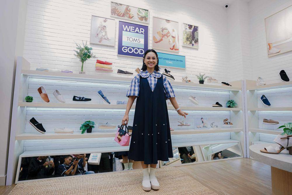 Andien Aisyah, penyanyi dan pendiri Andien Aisyah Foundation, saat pembukaan TOMS di Mall Gandaria City. 3 Desember 2024. (Dok. TOMS)