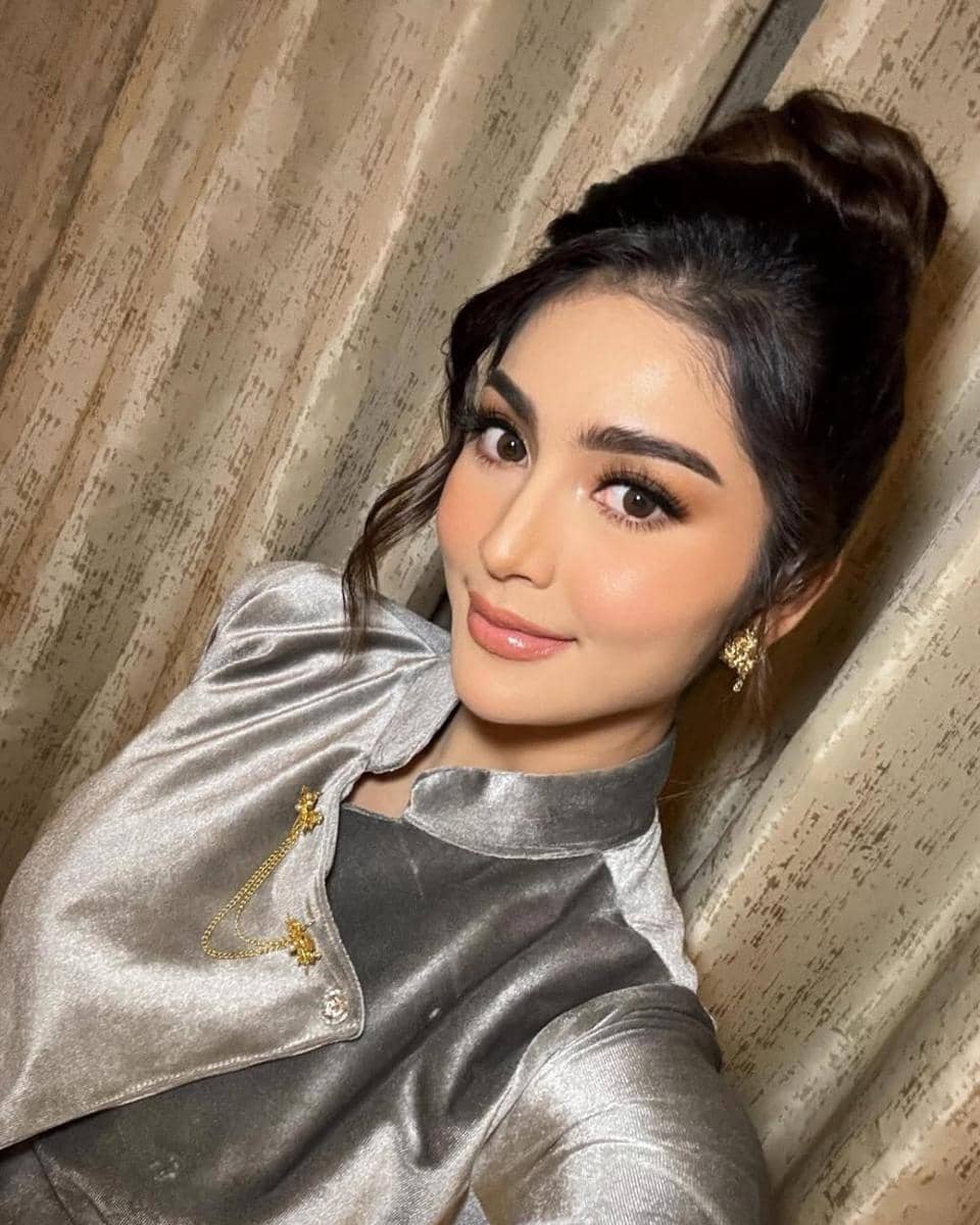 potret ide gaya rambut ala Debi Sagita