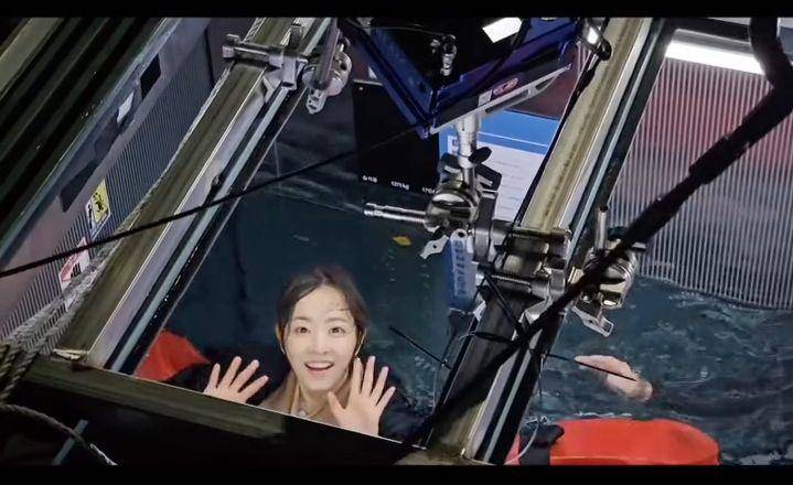 potret Park Bo Young dibalik layar Light Shop (instagram.com/boyoung0212_official)