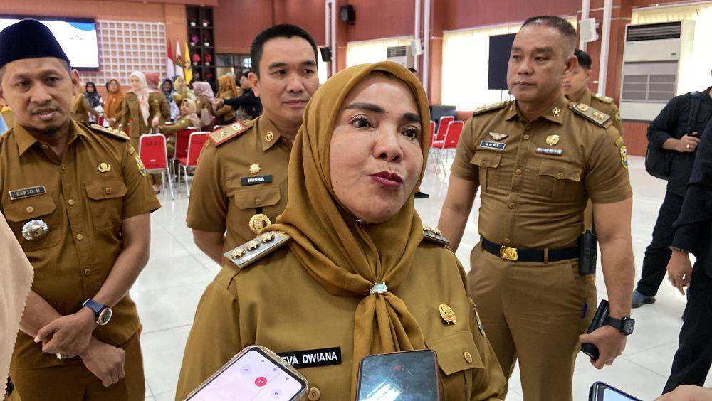Walikota Bandar Lampung, Eva Dwiana saat diwawancarai launching Sekolah Lansia Kota Bandar Lampung. (IDN Times/Muhaimin)