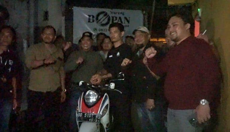 Polisi saat mengamankan pelaku / Istimewa