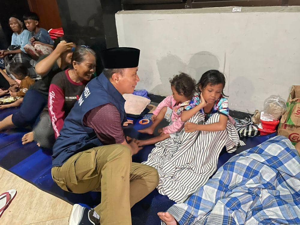 Pj Gubernur Sulawesi Selatan, Zudan Arif Fakrulloh, memantau lokasi pengungsian warga banjir Makassar di Universitas Terbuka, Jalan Landak Baru, Minggu (15/12/2024). (Dok. Humas Pemprov Sulsel)