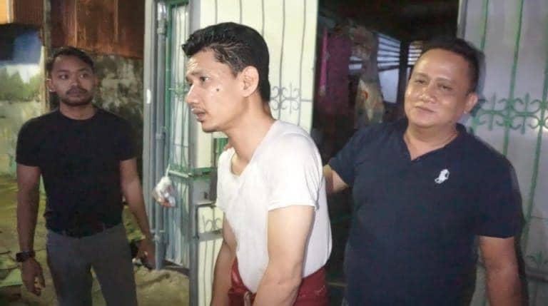 Polisi saat mengamankan pelaku / Istimewa