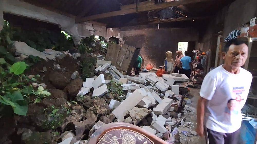 Tiga rumah warga di Desa Pocol dan Wonosari, Kecamatan Sine rusak berat tertimbun tanah longsor. IDN Times/ Riyanto.