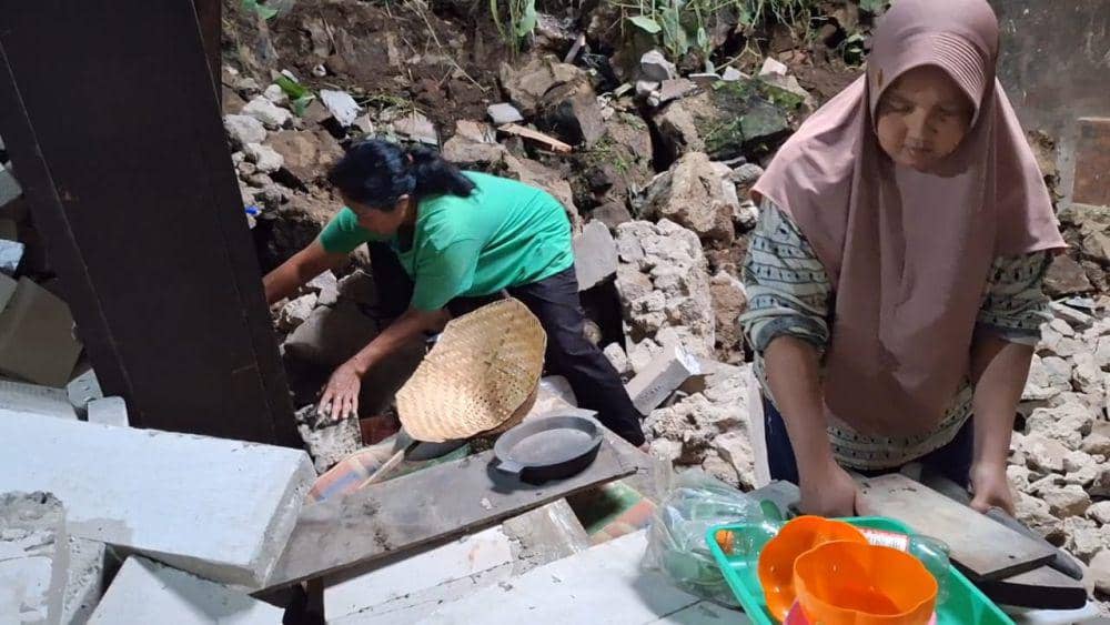 Kodisi 2 rumah warga di Desa Pocol dan Wonosari, Kecamatan Sine yang rusak akibat diterjang longsor. IDN Times/ Riyanto.