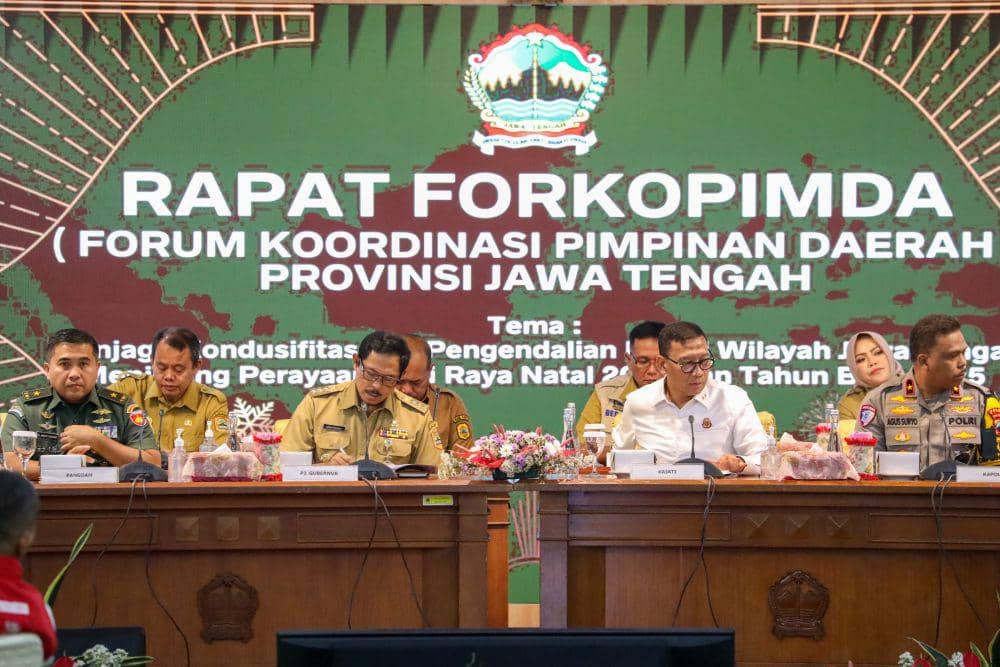 Pj Gubernur Jateng Nana Sudjana dan Wakapolda Jateng Brigjen Pol Agus Suryo Nugroho menghadiri rapat forkopimda menyambut Nataru 2025. (IDN Times/Fariz Fardianto)
